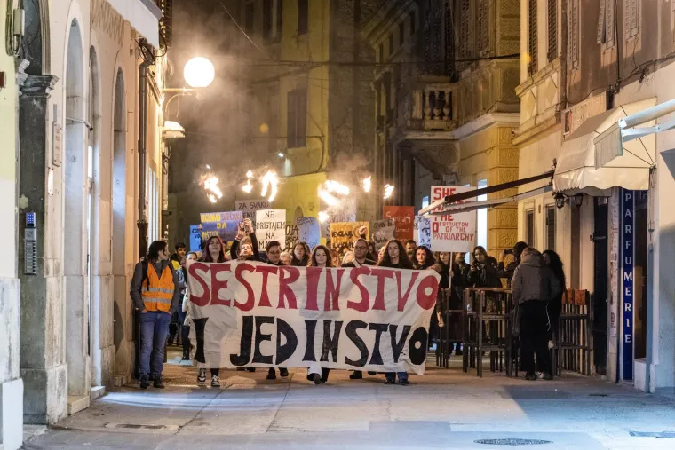 Veliki noćni mar&scaron; diljem Hrvatske: Pogledajte kakve su poruke nosili na transparentima