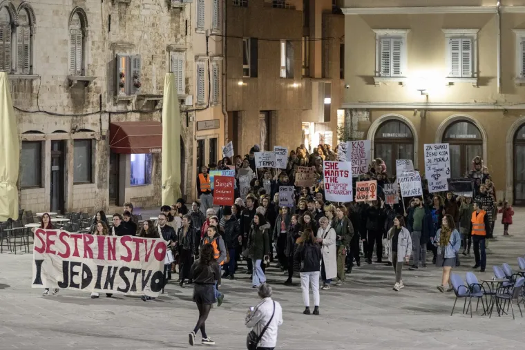Veliki noćni mar&scaron; diljem Hrvatske: Pogledajte kakve su poruke nosili na transparentima