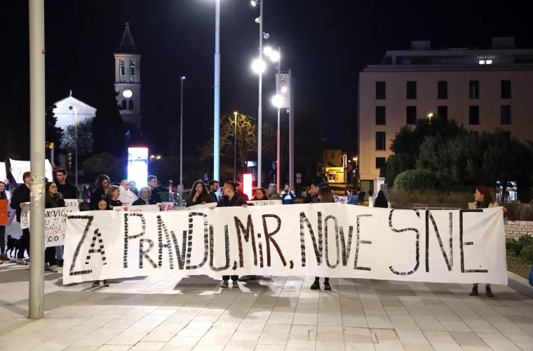 Veliki noćni mar&scaron; diljem Hrvatske: Pogledajte kakve su poruke nosili na transparentima