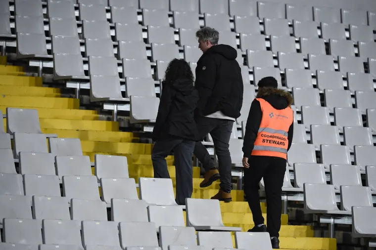 Ljudi odlaze sa stadiona