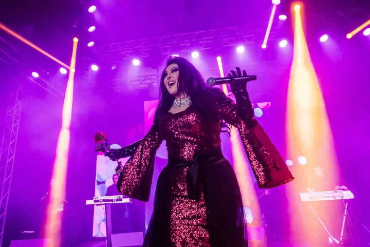 Splitska publika dočekala je srpsku folk zvijezdu Draganu Mirković s ovacijama. Njezin koncert bio je pravi spektakl, a kako i ne bi bio, obilježila je čak 40 godina glazbene karijere.