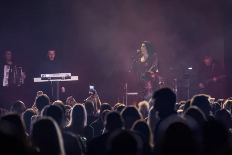 &lsquo;&lsquo;Ja kad dođem tu pred vas, ni&scaron;ta drugo ne mislim, samo mislim na vas. Svim dragim damama čestitam Osmi mart. Da ste mi žive, zdrave i lepe!&lsquo;&lsquo;, rekla je Dragana i dodatno zagrijala atmosferu. 