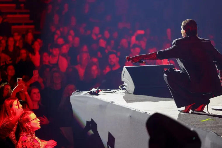 Publika je uglas pjevala hitove poput Čarobno jutro, Rekao si i Dani i godine. "Svaki put kad stanem pred zadarsku publiku, osjećam se kao kod kuće. Večeras slavimo ljubav, emocije i snagu žena, a vi ste mi poklonili večer za pamćenje", rekla je Nina okupljenima. 