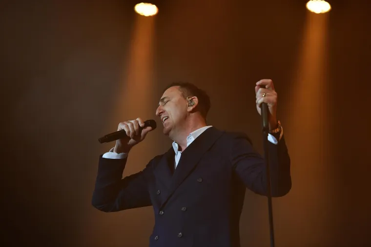 Sergej Ćetković održao je koncert u varaždinskoj Areni, gdje je publika uživala u njegovim poznatim baladama poput Pogledi u tami i Znaj da moja si. 