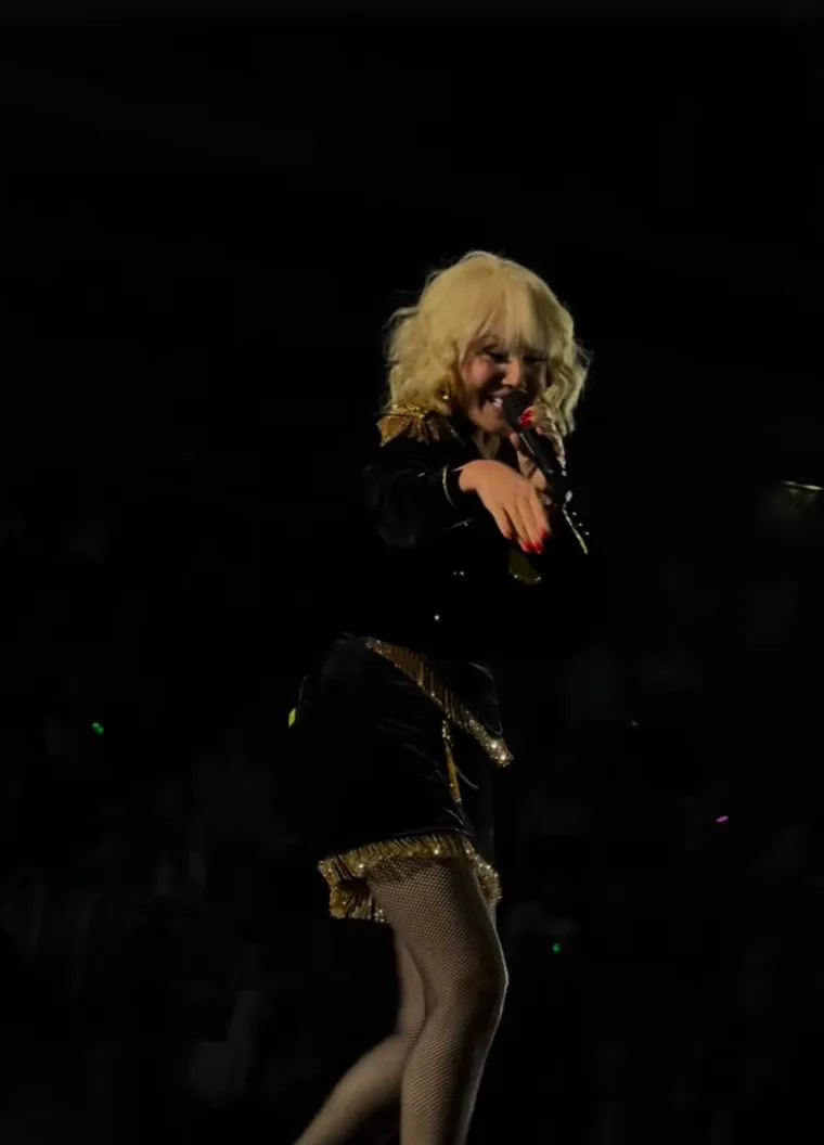 Lepa Brena održala je emotivan koncert u Areni Stožice u Ljubljani povodom Dana žena, gdje je poseban trenutak posvetila nedavno preminulom prijatelju i kolegi Sa&scaron;i Popoviću. U svom govoru istaknula je koliko joj je te&scaron;ko nastupati bez njega, prisjetila se zajedničkih početaka i zamolila publiku da joj pomogne otpjevati pjesmu Boli&scaron; i ne prolazi&scaron; u njegovu čast. 