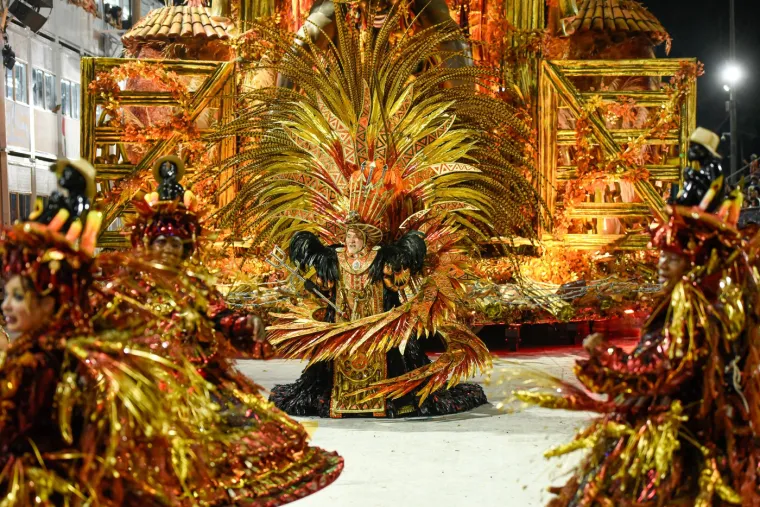 Dok je sveobuhvatna tema parade Beija-Flor bila posveta njenom pokojnom redatelju, ona je također sadržavala kola s pirotehničkim prikazima i plesače odjevene u vragove.