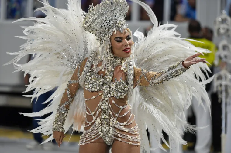 Među nevjerojatnom raznolikošću kostima i izvedbi, duhovi Vile Isabel potpuno odjeveni u bijelo bili su kontrapunkt kaleidoskopskim kostimima tipičnim za karneval u Riju.