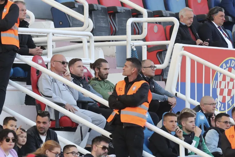 Iako je važnije bilo &scaron;to se događa na zelenom travnjaku, sve oči su bile uprte u Livaju koji je bio po prvi put ove sezone na tribinama. U prvom poluvremenu je nosio naočale, a u drugom ih je skinuo.