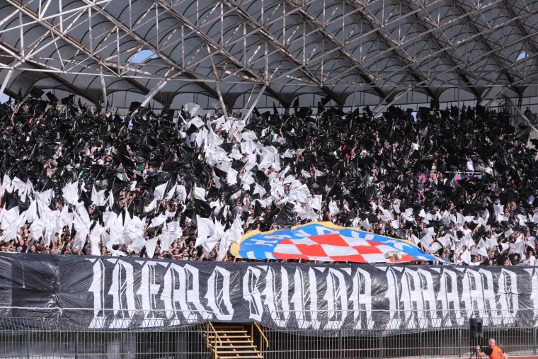 Izvjesili su transparent: 'Idemo svuda imamo m***'