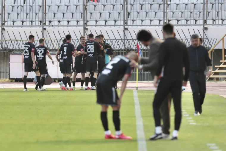 Jednom zbog igranja rukom, drugi put zbog zaleđa.