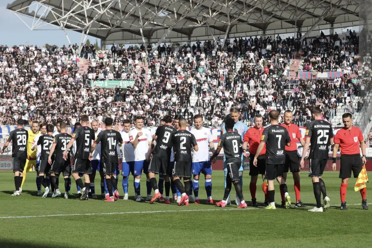 Pozdrav igrača na početku utakmice.