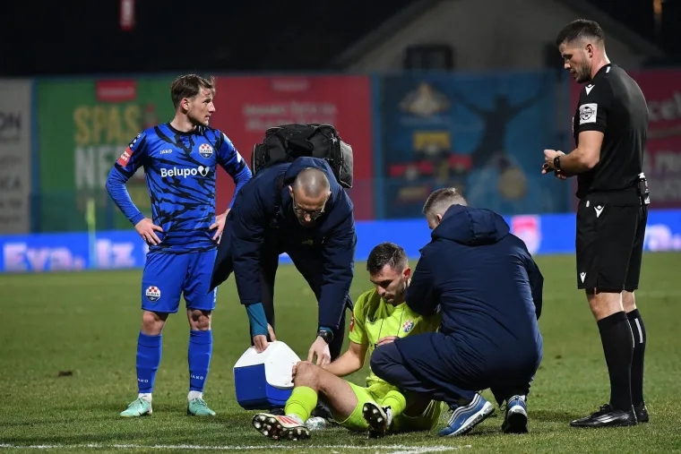 Pružala mu se pomoć nekoliko minuta.