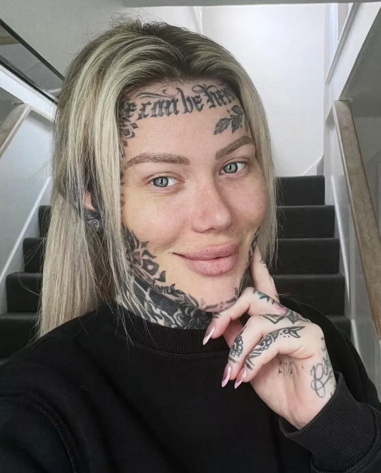 Becky Holt, koju mnogi smatraju najtetoviranijom ženom u Britaniji, počela je s tetoviranjem u ranoj mladosti, no njezino je tijelo postalo platno za umjetnost s vremenom. Kroz godine, potrošila je nevjerojatnih 35.000 funti na tetovaže, prekrivši 95% svog tijela tintom, uključujući lice, ruke, noge, a čak i genitalnu regiju. 