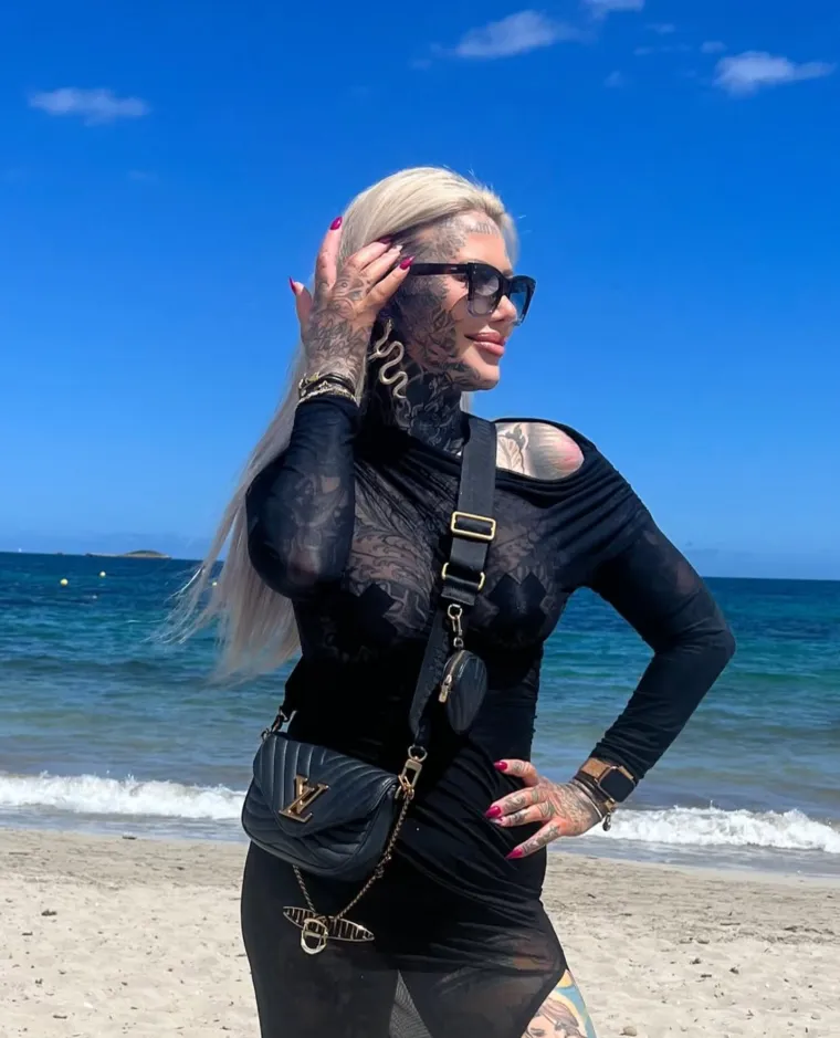 Becky Holt je također poznata i po tome što vodi uspješan profil na OnlyFansu, platformi koja je postala vrlo popularna među osobama koje žele dijeliti sadržaj, često eksplicitni, i zarađivati putem pretplata. Njezin profil na OnlyFansu ne služi samo za prikazivanje njezinih tetovaža, već i za dijeljenje osobnog života, što uključuje intenzivne rasprave o njenoj strasti prema tetovažama, tijelu i umjetnosti. Mnogi se pretplaćuju ne samo zbog njenog izgleda, već i zbog njezinog pristupa životu i odbacivanja društvenih normi.