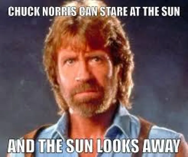 "Chuck Norris može zuriti u sunce i sunce skrene pogled"