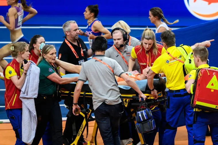 Nizozemska atletičarka Maureen Koster (32) teško je pala za vrijeme finalne utrke na 3.000 metara na Europskom dvoranskom prvenstvu u Apeldoornu.
