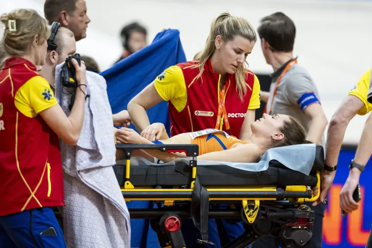 Koster je u Pragu osvojila treće mjesto, ali je pošle godine, devet godina nakon događaja, nagrađena srebrnom medaljom nakon što je utvrđeno da je pobjednica Ruskinja Jelena Korbkina bila dopingirana, što se saznalo tek u rujnu 2023.