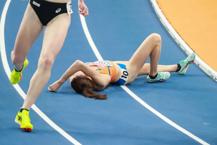 Nekoliko trenutaka je ležala i na stazi.