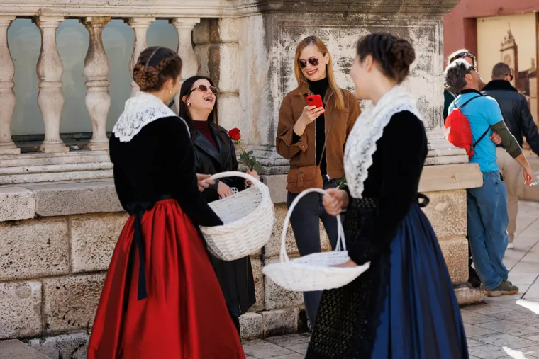 U Zadru je bilo vruće: Vitke dame podigle temperaturu u kratkim haljinama