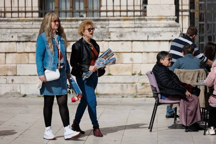U Zadru je bilo vruće: Vitke dame podigle temperaturu u kratkim haljinama