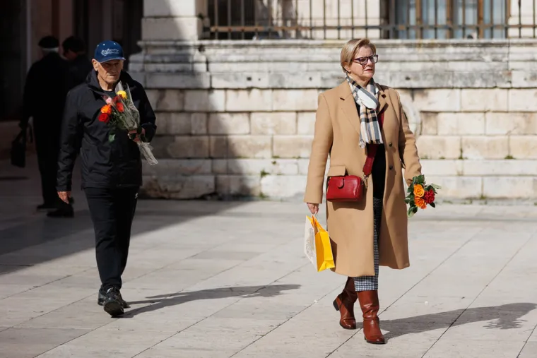 U Zadru je bilo vruće: Vitke dame podigle temperaturu u kratkim haljinama