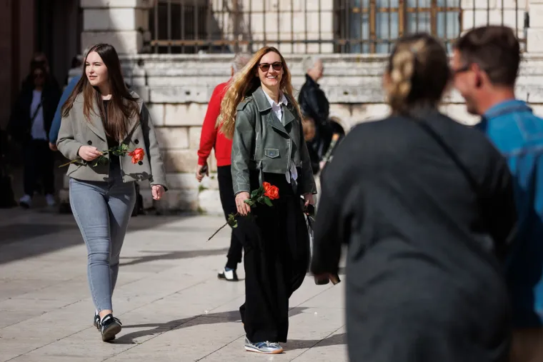 U Zadru je bilo vruće: Vitke dame podigle temperaturu u kratkim haljinama