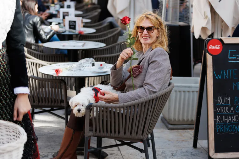 U Zadru je bilo vruće: Vitke dame podigle temperaturu u kratkim haljinama