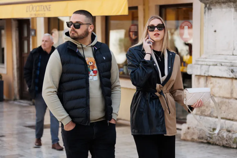 U Zadru je bilo vruće: Vitke dame podigle temperaturu u kratkim haljinama