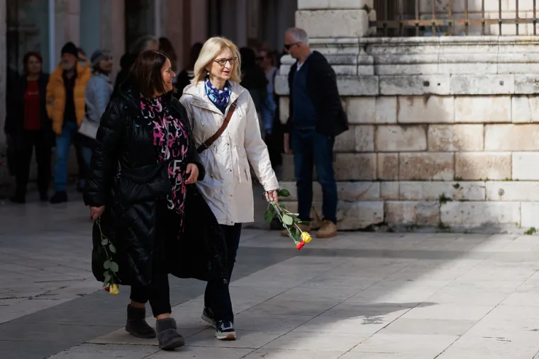 U Zadru je bilo vruće: Vitke dame podigle temperaturu u kratkim haljinama