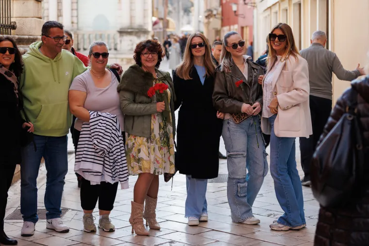 U Zadru je bilo vruće: Vitke dame podigle temperaturu u kratkim haljinama