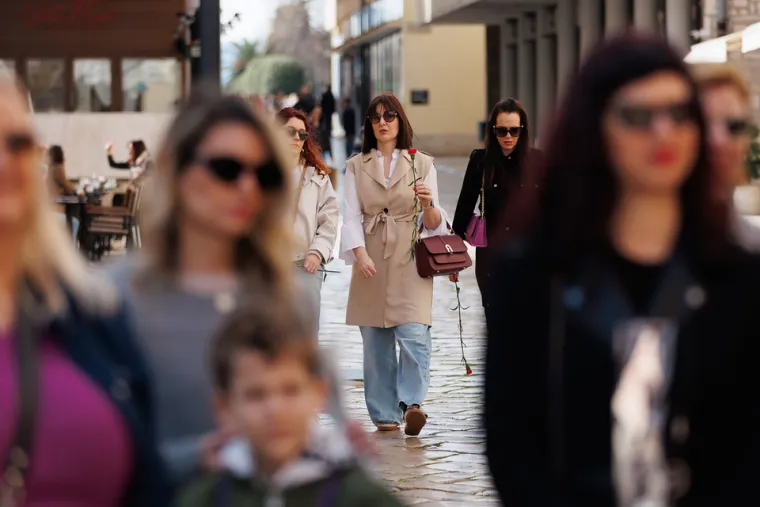 U Zadru je bilo vruće: Vitke dame podigle temperaturu u kratkim haljinama