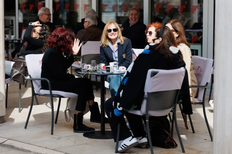 U Zadru je bilo vruće: Vitke dame podigle temperaturu u kratkim haljinama