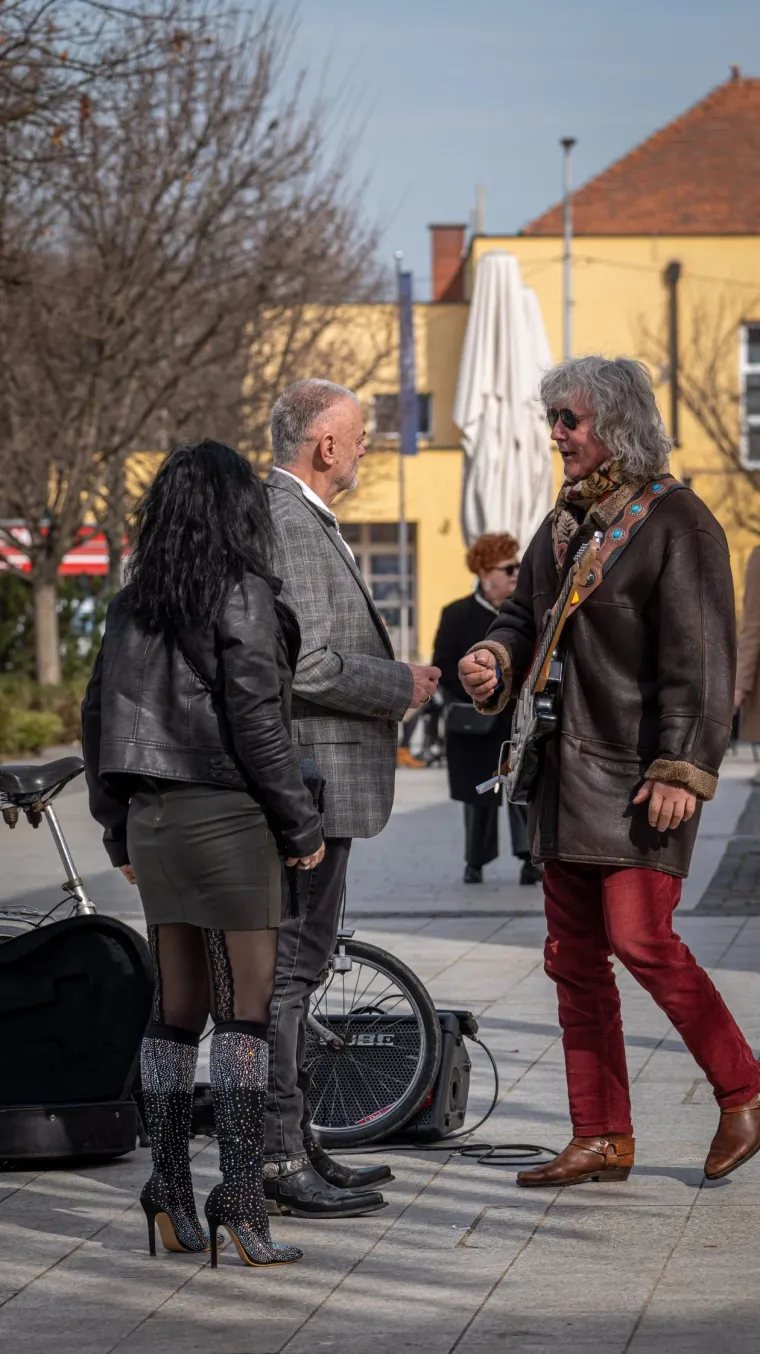 Cijeli Čakovec se crvenio od karanfila: Pažnju je posebno privukao jedan par