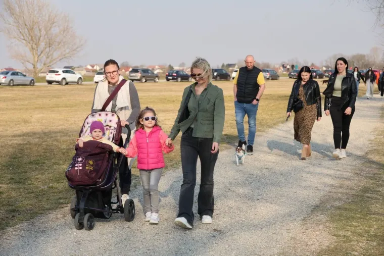 Zgodne djevojke okupirale Prelog: Mlada dama u kaputiću pokupila sve komplimente