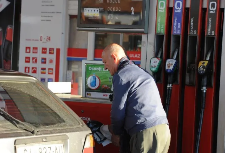Oktanski broj je mjera otpornosti goriva na nekontrolirano samozapaljenje, poznato i kao &quot;kucanje&quot; ili &quot;detonacija&quot; motora. Do detonacije dolazi kada se smjesa goriva i zraka u cilindru motora zapali prerano, prije nego što svjećica baci iskru. To stvara nekontroliranu eksploziju koja može oštetiti motor i smanjiti njegovu učinkovitost.