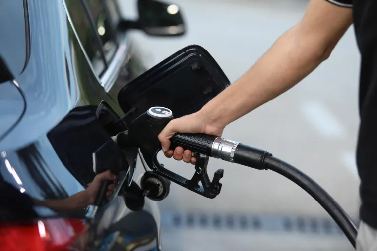 Ako motor može iskoristiti prednosti višeg oktanskog broja, optimiziranjem parametara rada, može se postići bolja iskoristivost energije iz goriva. Međutim, važno je napomenuti da ovo vrijedi samo za vozila koja su dizajnirana da iskoriste prednosti goriva s višim oktanskim brojem.