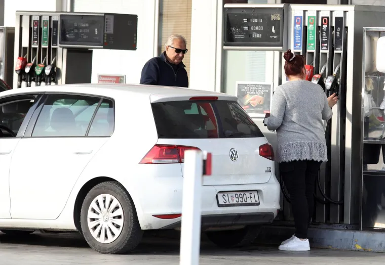 Neka premium goriva, uz viši oktanski broj, sadrže i dodatne aditive koji pomažu u čišćenju motora od naslaga. Ovi aditivi mogu spriječiti nakupljanje štetnih naslaga na ventilima, brizgaljkama i drugim dijelovima sustava za gorivo, što dugoročno doprinosi boljem radu motora i smanjenju emisija štetnih plinova.