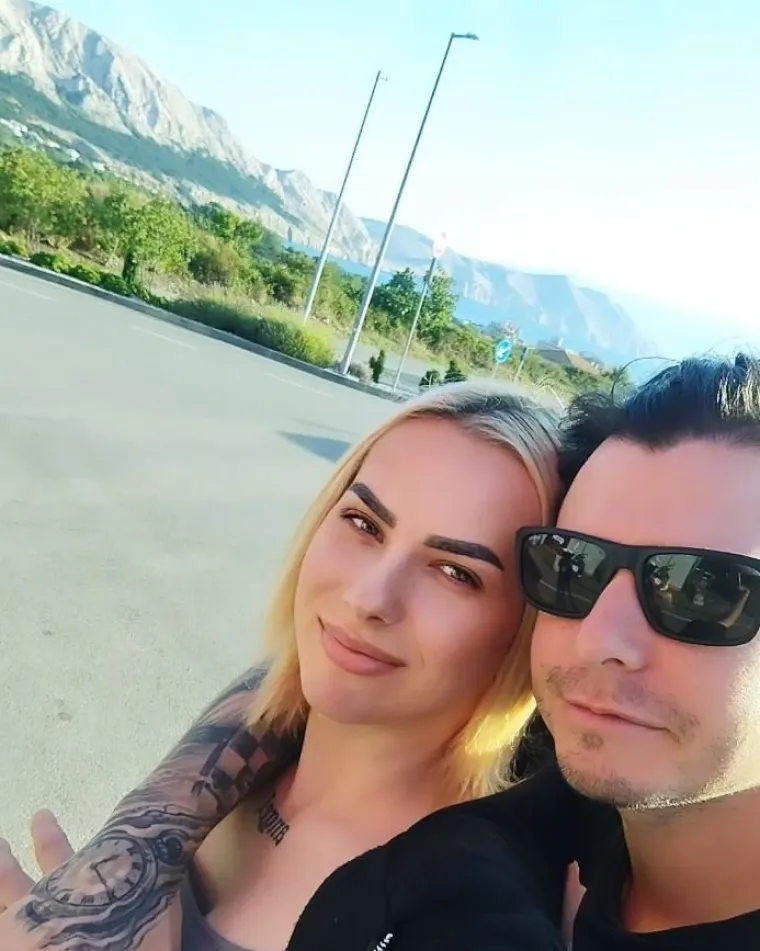 Mura živi i radi u Čakovcu kao medicinska sestra, dok Marko radi u Rotterdamu. Unatoč fizičkoj udaljenosti, njihov odnos nema prepreka.