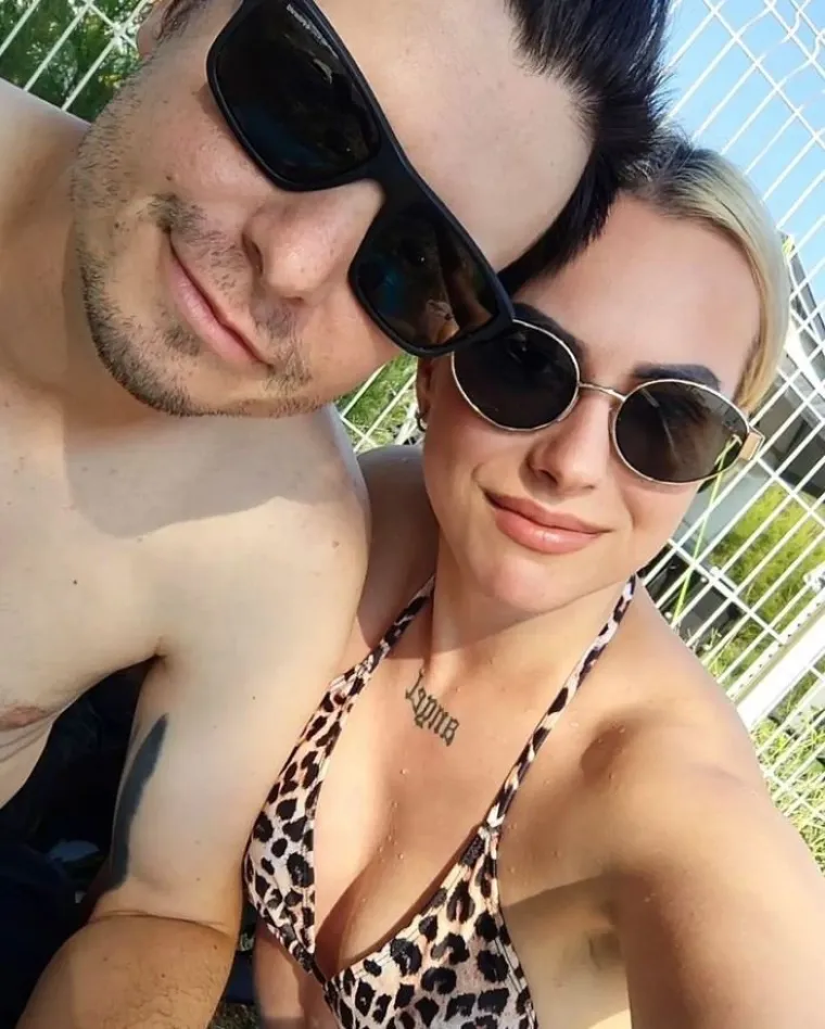 &quot;Naš odnos na daljinu funkcionira i bolje od očekivanog. Čujemo se po cijele dane, od jutra do mraka, osjećam da je cijelo vrijeme kraj mene, makar nije. Vjerujemo jedan drugome i nema nikakvih problema&quot;, ispričala je Mura Klara prošle godine.