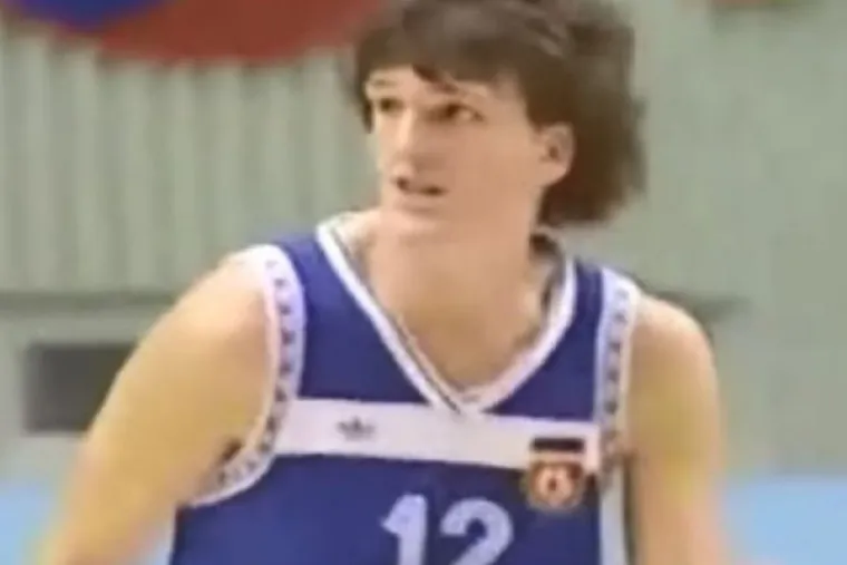 Razija Mujanović, rođena 15. travnja 1967. u Čeliću, Bosna i Hercegovina, jedna je od najistaknutijih košarkašica s prostora bivše Jugoslavije. S visinom od 202 cm igrala je na poziciji centra i dominirala europskim i svjetskim košarkaškim terenima. U nastavku pogledajte kako se promijenila do danas.