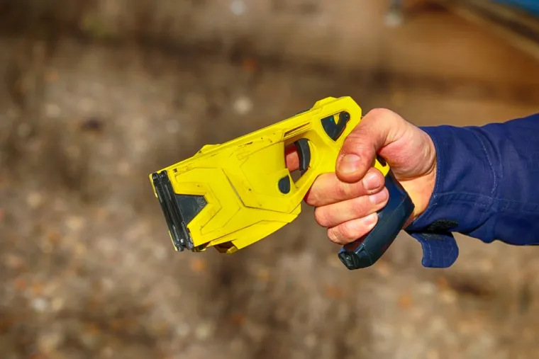 3. Taseri - U &quot;20.000 milja pod morem&quot; posada kapetana Nema imala je pištolje koji su zadavali snažan električni udar, a koji su vrlo nalikovali elektro šokeru marke Taser, koji je razvijen više od stoljeća kasnije, 1974. godine.