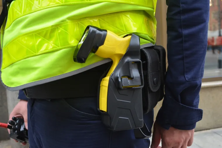 Za razliku od tradicionalnog vatrenog oružja, Taser koristi električnu energiju za imobilizaciju mete, slično Verneovom zamišljenom oružju. Njegov prikaz futurističke samoobrane bio je briljantan odraz njegove sposobnosti predviđanja napretka na polju sigurnosti u stvarnom svijetu.