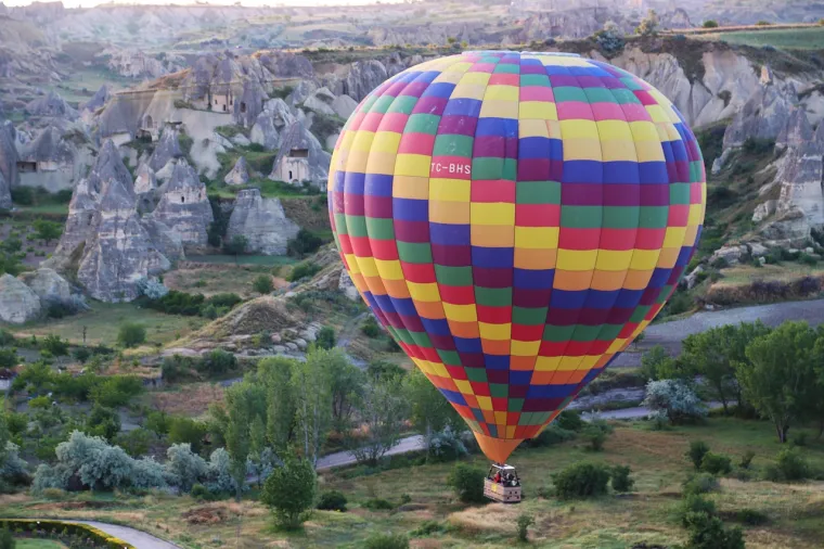 4. Baloni s helijem - Verne je romanu &quot;Pet tjedana u balonu&quot; iz 1863. godine opisao putovanje Afrikom u balonu lakšem od zraka. Iako su u to vrijeme postojali baloni na vrući zrak, koncept korištenja helija (plina puno sigurnijeg i lakšeg) nije bio implementiran sve do mnogo kasnije. Danas se helij koristi u aeronautici, meteorologiji, pa čak i istraživanju svemira.