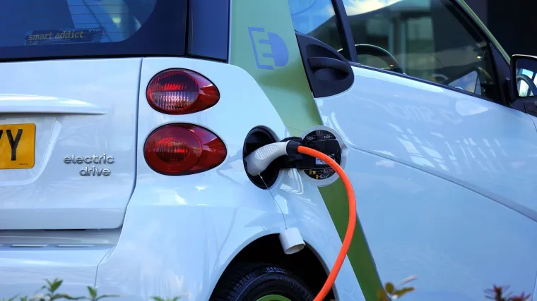 S tvrtkama kao što su Tesla, Rivian i Lucid koje potiču inovacije električnih vozila, sada živimo u svijetu u kojem je Verneov koncept čistog transporta na baterije praktična, ekološki prihvatljiva stvarnost i koja smanjuje našu ovisnost o fosilnim gorivima.