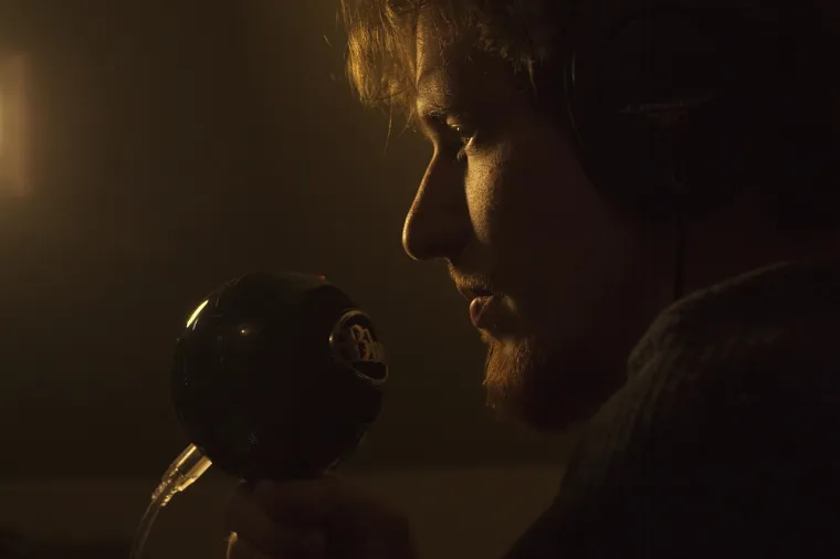 6. Radio vijesti - Verne je također predvidio budućnost u kojoj će vijesti usmenom predajom zamijeniti novine. Iako radio nije postojao 1889. godine, kada je Verne objavio svoju kratku priču &quot;In the Year 2889&quot;, njegovo predviđanje novinarstva temeljenog na zvuku nagovijestilo je uspon radijskih vijesti koje su se pojavile 1920-ih.