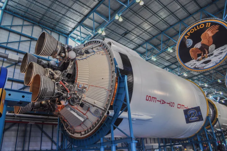 ZME Science ističe zanimljive sličnosti između Verneovog romana i misije Apollo 11: dimenzije Verneove letjelice slične su onima Apolla 11, obje su posade bile tročlane, a top iz kojeg se lansirala Verneova letjelica zvao se Columbiad, dok se komandni modul za pravu misiju zvao Columbia. Ono &scaron;to je jo&scaron; zanimljivije jest da su i izmi&scaron;ljene i stvarne letjelice lansirane s Floride.