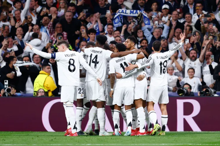1. REAL MADRID - 196 milijuna eura. 
Real Madrid predvodio je Europu u prodaji opreme i 'merchandisinga' pro&scaron;le sezone, generirajući impresivnih 196 milijuna eura. Ova brojka učvr&scaron;ćuje njihov status komercijalno najuspje&scaron;nijeg kluba, vjerojatno vođen njihovim povijesnim uspjehom, globalnom bazom navijača i značajnim potpisivanjem ugovora sa zvijezdom, Kylianom Mbapp&eacute;om. 