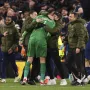 Gianluigi Donnarumma u zagrljaju. 