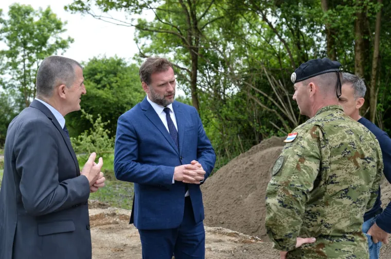 Prepoznajete li ovog mu&scaron;karca? Danas ima bujnu kosu i bradu i prijeti mu robija