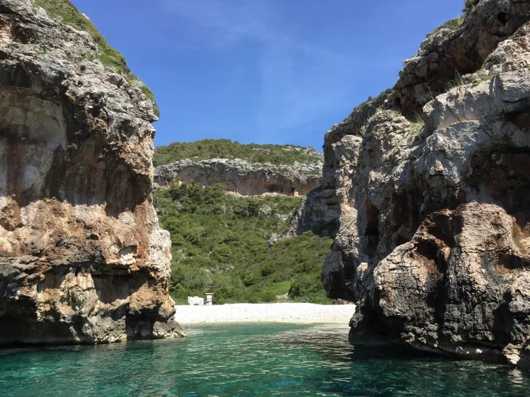 5. Stiniva, Vis: Uvala Stiniva, na otoku Visu, skriveni je dragulj okružen visokim liticama. Do plaže se može doći brodom ili strmom pješačkom stazom. Stiniva je idealna za one koji traže mir i tišinu, a kristalno čisto more savršeno je za ronjenje. Plaža je šljunčana, a ulaz u uvalu je uzak, što stvara jedinstven i dramatičan ambijent.
